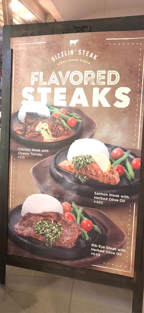 sizzlin’ steakの入口にある看板